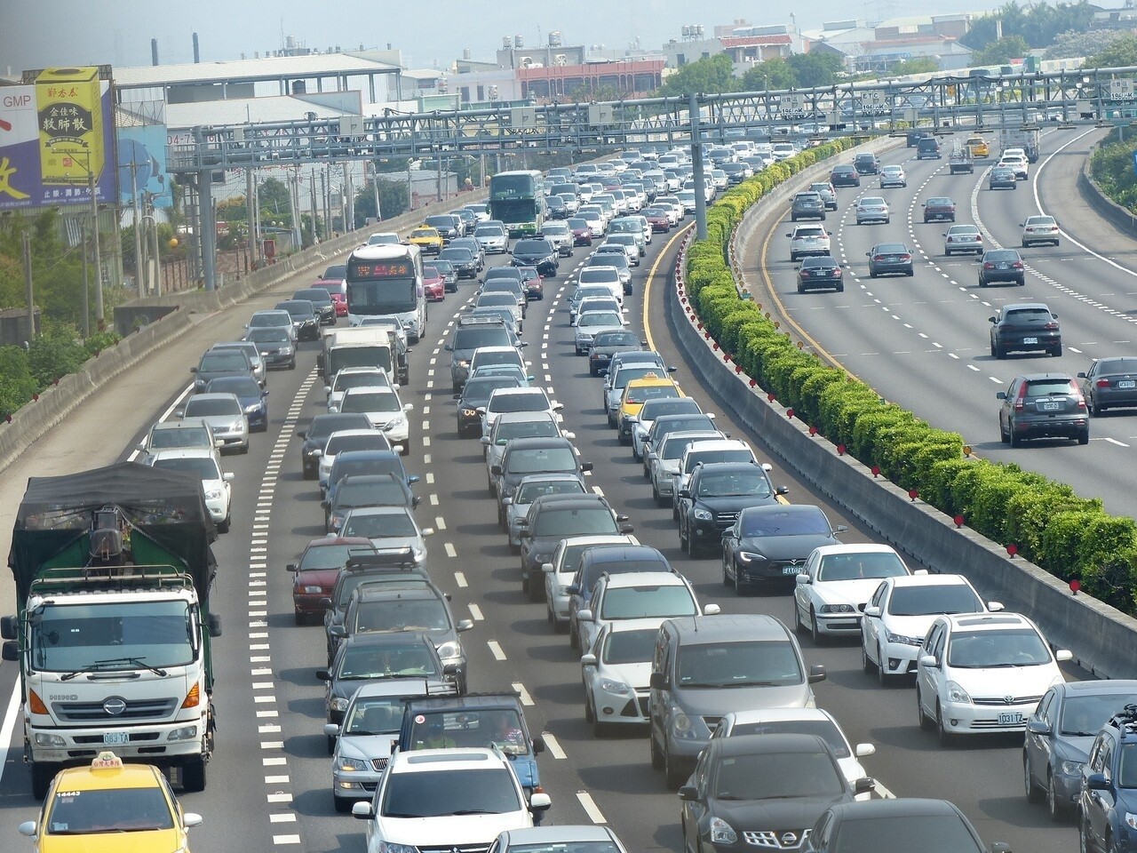 清明連續假期，國道湧進大量車流。 聯合報系資料照片