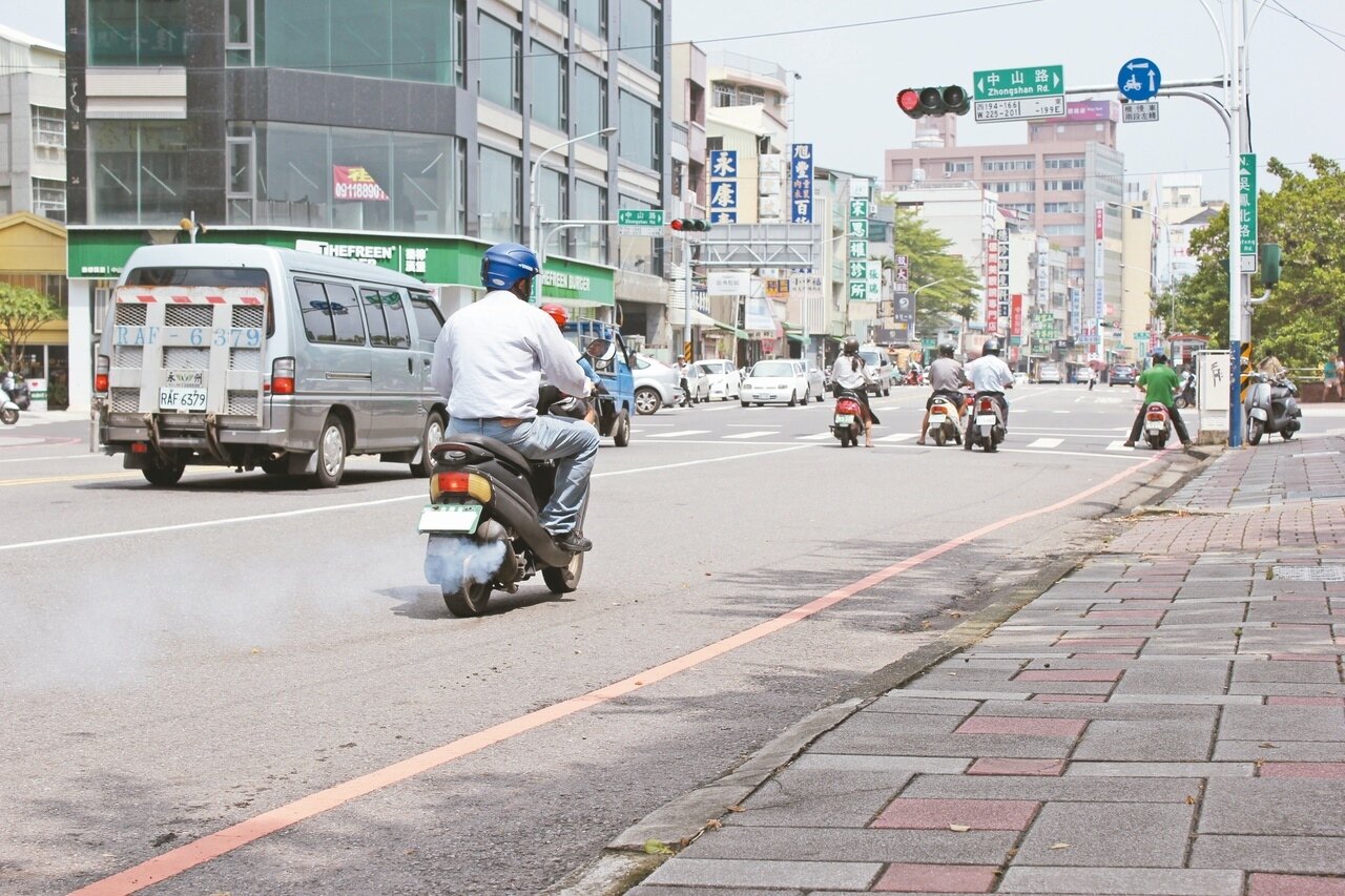 新修訂的空汙法規定,針對出廠10年以上的交通工具,必須加嚴廢氣排放標準,驗車時要符合排放標準才過關,且可連續裁罰,且檢驗沒過,或不檢驗,最重可註銷牌照。 記者林伯驊/攝影