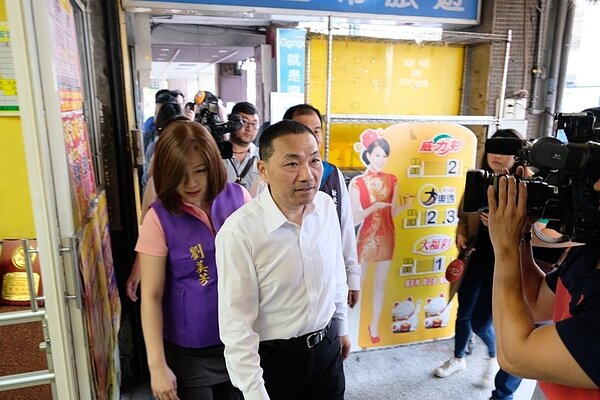 侯友宜今天到新埔捷運站周邊進行都更視察。記者張曼蘋／攝影 