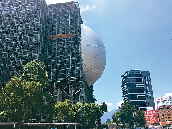 台北表演藝術中心球形劇場突出方殼,外界笑說有如大白眼。 記者何定照/攝影