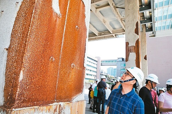 台北市長擬參選人丁守中(前)上午進入大巨蛋視察,認為可先完工。 記者徐兆玄/攝影