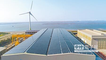 推動綠屋頂,彰濱工業區的廠商配合架設太陽能光電板。(吳敏菁攝)
