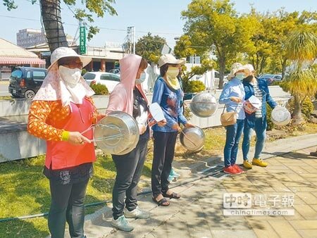 大埤鄉豐岡村民抗議村內設置養豬場,婆婆媽媽們拿出鍋子和曬衣架敲擊抗議。 (周麗蘭攝)