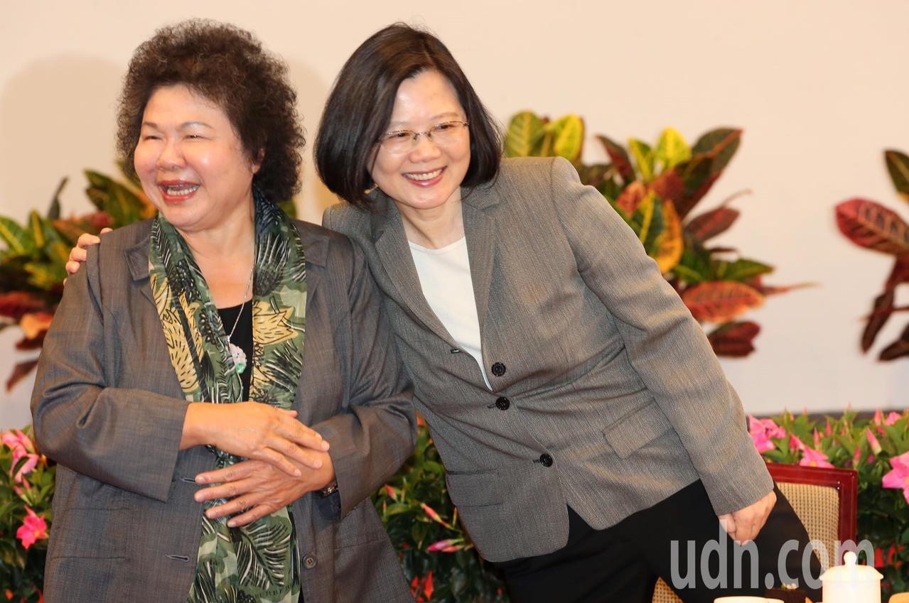 蔡英文（右）與陳菊（左）在會中互動密切，也顯示兩人長久的情誼。記者胡經周／攝影