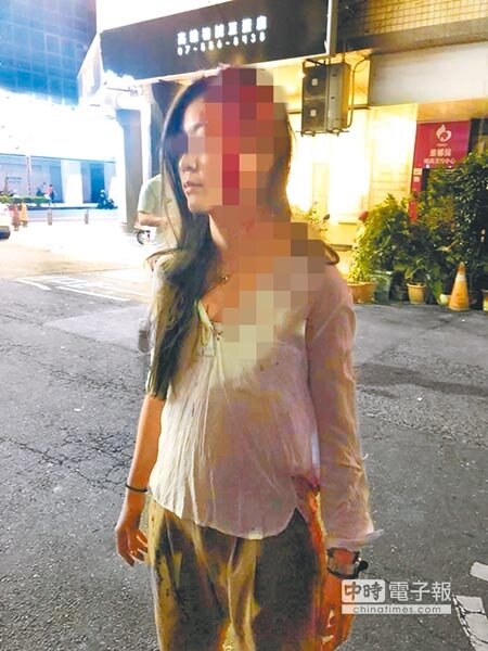 在高雄左營販賣精品包包店的網路直播主周女，疑因購物糾紛，8日晚間遭3名尾隨男子惡意潑紅漆及丟砸雞蛋，警方獲報已掌握嫌犯追緝中。（文：林雅惠 圖：爆料公社）