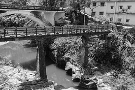 當地還可以看到依舊保存完好的舊橋與新穎的拱橋相呼應。橋下岩石因溪水長期侵蝕產生地質學上少有的壺穴地形景觀。