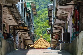 不到十米寬的道路就是嶺腳主要街道。路口的雜貨店經營已經數十年。開店只是為了當地居民的民生需求。