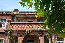 高聳的兩層樓磚造洋樓，可以看得出來當年屋主的財力雄厚非比尋常。但卻也敵不過時光的物換星移。如今洋樓已經人去樓空。