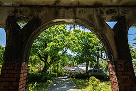 站在露台下看著門口，青翠的大樹蓋滿整片綠蔭在地，枝椏隨風輕輕地搖曳著，此時若能來一杯咖啡或一壺好茶，人生享受不過如此。