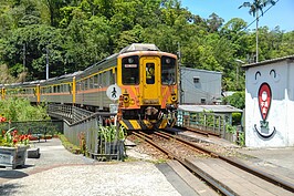 嶺腳站位於平溪站與菁桐站之間。當地原名嶺腳寮，為平溪煤礦興盛時四間礦業公司設立煤埕儲煤之處。附近有一嶺腳瀑布，水勢瀑布高度雖沒有十分瀑布這樣大，不過卻是當地戲水的私房景點。。