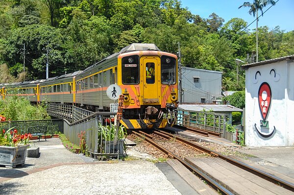 嶺腳站 平溪站 高齡化 平房 房 平溪支線 鐵道