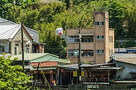 順著嶺腳站旁的小路，可以一路通往平溪。這個觀光客群聚之地，因天燈而再度興盛。只是所造成的公安危害卻也讓人怵目驚心。一個沒飛上天的天燈，就這樣掛在電線上燃燒。
