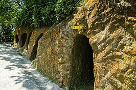 來到平溪站別只是在周圍吃吃小吃逛逛。多花一點腳程往上走，當年躲空襲的防空洞保存完好，見證了二戰時期的這段歷史過往。