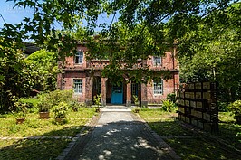 靜靜矗立在嶺腳站附近的蔡家小洋樓,超過60年的歲月洗禮，散發出一股歷史韻味與滄桑感。