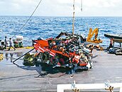 黑鷹失事67天殘骸撈起　找到兩女性遺骸