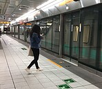 高雄黃線捷運轉乘站增至19站　輕軌二階明年底全線舖軌