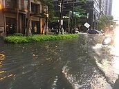 板橋大雷雨過後　大遠百黃金地段新板特區淹水成小泳池