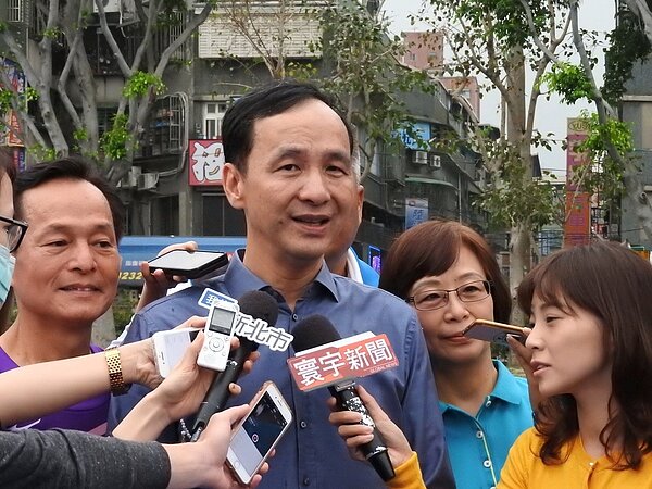 行政院前院長蘇貞昌昨確定代表民進黨參選新北市長,對此新北市長朱立倫表示,市民會檢視民進黨二年來在中央執政成績,相信市民會做出明智選擇。記者祁容玉/攝影