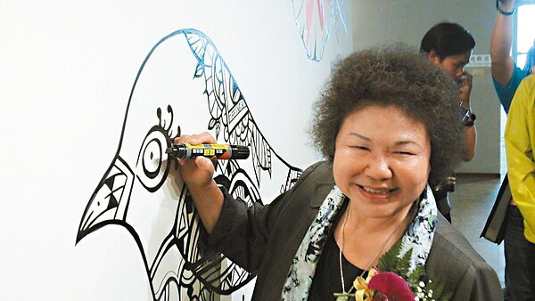 高雄ROT「樺舍商旅高雄館」昨開幕,市長陳菊為商旅的畫作點睛。 記者謝梅芬/攝影