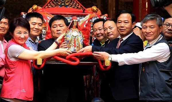 大甲媽祖13日晚，展開為期9天8夜遶境進香活動，下午舉行上轎典禮，國民黨台中市長參選人盧秀燕（左1）、鎮瀾宮董事長顏清標（中）、湄洲媽祖廟董事長林金贊（右2）、台中市副市長張光瑤（右1）等恭迎媽祖上轎。（黃國峰攝）