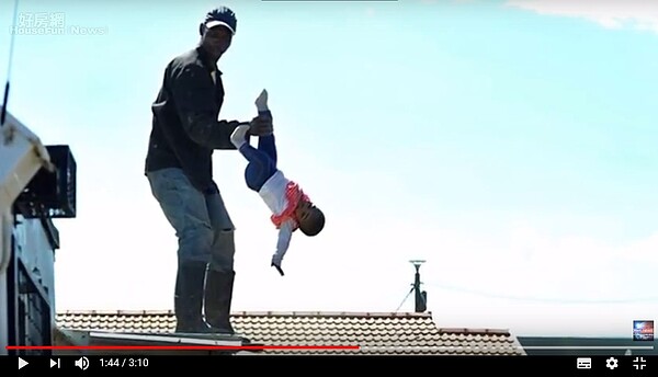 南非一名父親不滿住家遭拆除,竟將6個月大親生女兒從屋頂拋下,以示抗議。圖/ Alert news YouTube