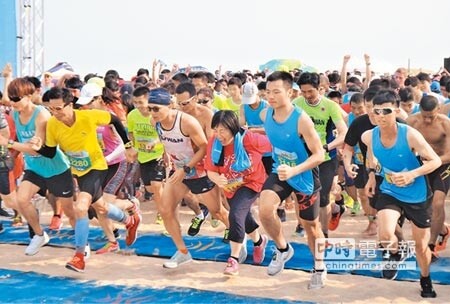 「2018澎湖灣沙灘路跑嘉年華」，全台1500多名選手挑戰隘門沙灘路跑。（陳可文攝）