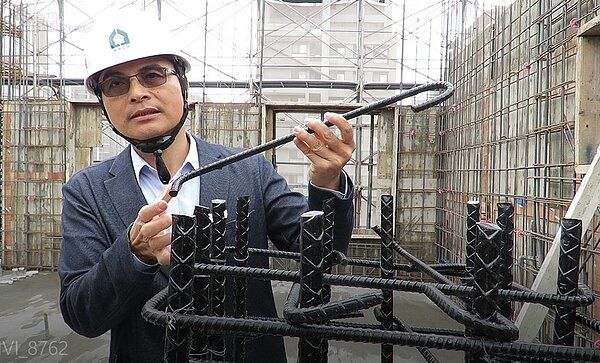 社團法人建築安全履歷協會理事長戴雲發今天,帶領眾人一同檢驗建築的施工品質。圖/黃靖惠攝