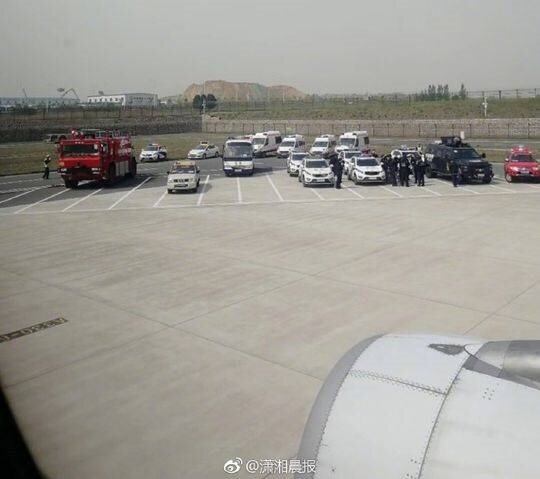 中國驚傳劫機 乘客拍攝停機坪上停了大量警車。翻攝新浪網