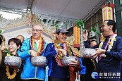 中和潑水節　馬英九、朱立倫淋成落湯雞