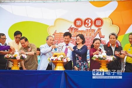 台中市長林佳龍舀起水淋在佛像上,體驗泰緬地區潑水節慶的文化習俗。(林欣儀攝)