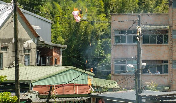 由於天燈靠燃燒產生升力,但因為風勢或施放不良,往往容易造成火燒或掛在電線上的意外。(好房網News記者張聖奕╱攝影)