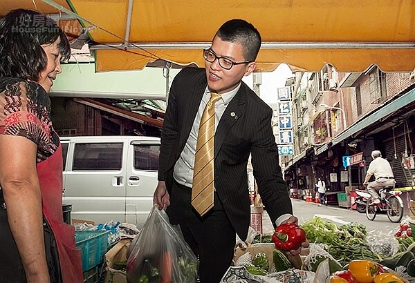永慶房屋郭俊輝經常到傳統市場買菜，常與光顧的攤位老闆娘話家常，成為好朋友。（好房網新聞中心）