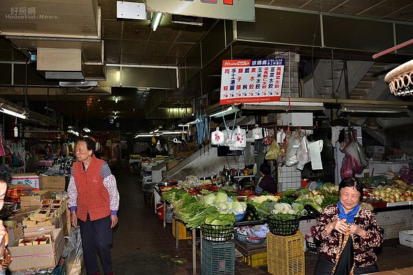 丁守中至信義市場視察民情。(好房網News記者 陳韋帆/攝影)