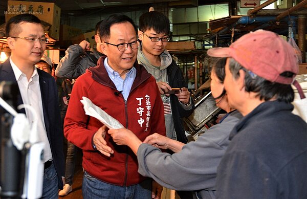丁守中至信義市場視察民情。(好房網News記者 陳韋帆/攝影)