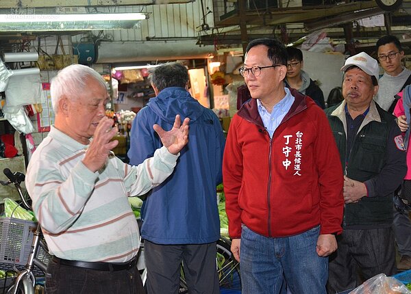 丁守中至信義市場視察民情。(好房網News記者 陳韋帆/攝影)
