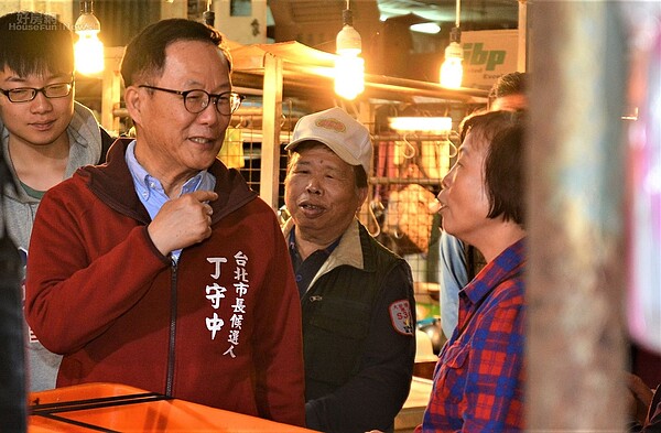 丁守中至信義市場視察民情。(好房網News記者 陳韋帆/攝影)