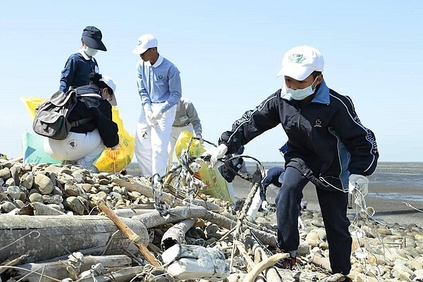 將近5百位的彰化慈濟青少年成長班,4月8日結合芳苑鄉公所、海巡署岸巡大隊等當地團體,在王功漁港舉辦淨灘活動(圖/為慈濟基金會提供)