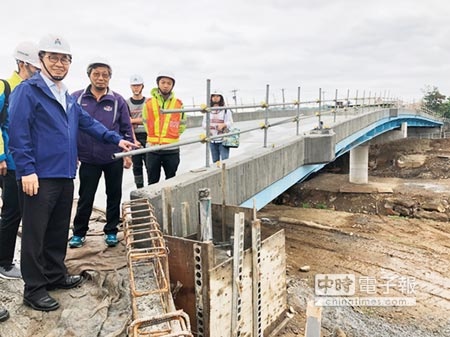 新北市副市長李四川（左）17日視察金山磺溪橋復建工程進度，要求養工處盡速完工。（曾百村攝）