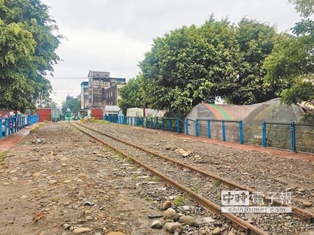 台鐵林口線路廊活化山鶯路至成功路段自行車道及景觀工程，將分2階段進行。（葉臻攝）