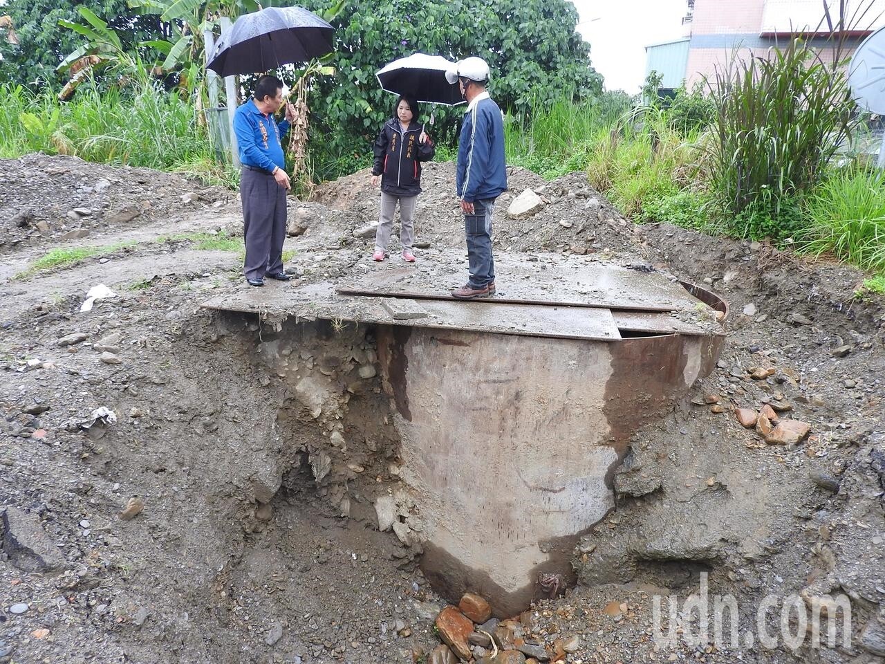 埔里鎮安七街污水處理廠預定地旁執行豎井開挖工程，社區排水溝遭挖斷致周邊民宅淹水。記者賴香珊／攝影