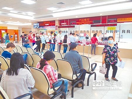 成大醫院宣布從7月1日起周六全面停止門診,成為國內目前唯一周六完全不看診的醫學中心。(洪榮志攝)