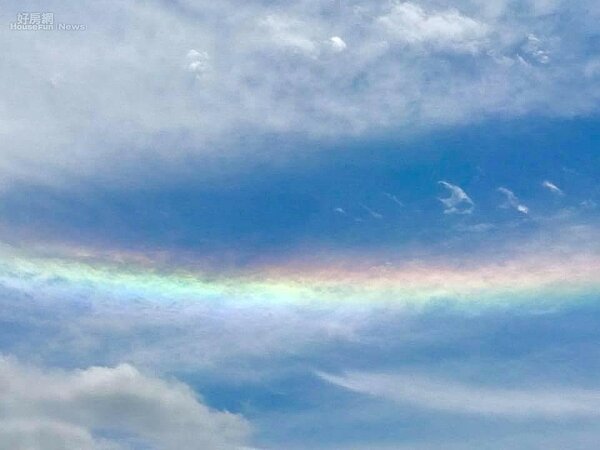 新店昨天中午上空出現一道火彩虹奇景。圖／翻攝鄭明典臉書、網友「褚信介」提供