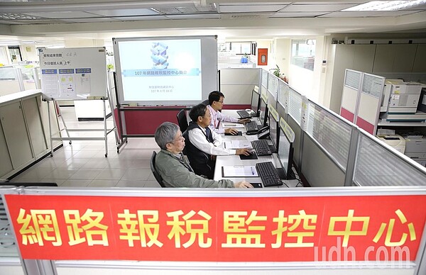 5月報稅季即將來臨,圖為財政資訊中心設置網路報稅監控中心。記者高彬原/攝影