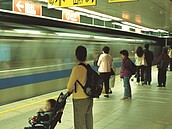 過年不再是空城！台北捷運增開列車　開放攜帶自行車搭乘