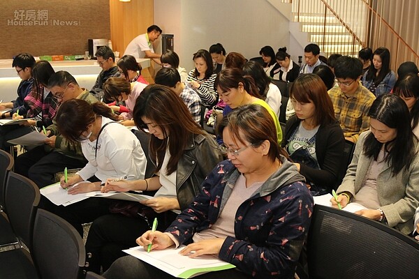 許皓宜邀請現場聽眾參與「屋樹人測驗」 畫出自己的內心世界。(好房網新聞中心)