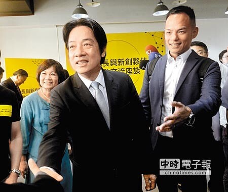 行政院院長賴清德(中)20日會同包括國發會主委陳美伶(左)等部會首長出席新創夥伴互動交流座談,宣示政府用行動支持新創產業,之初創投創辦人林之晨(右)陪同出席。圖/顏謙隆