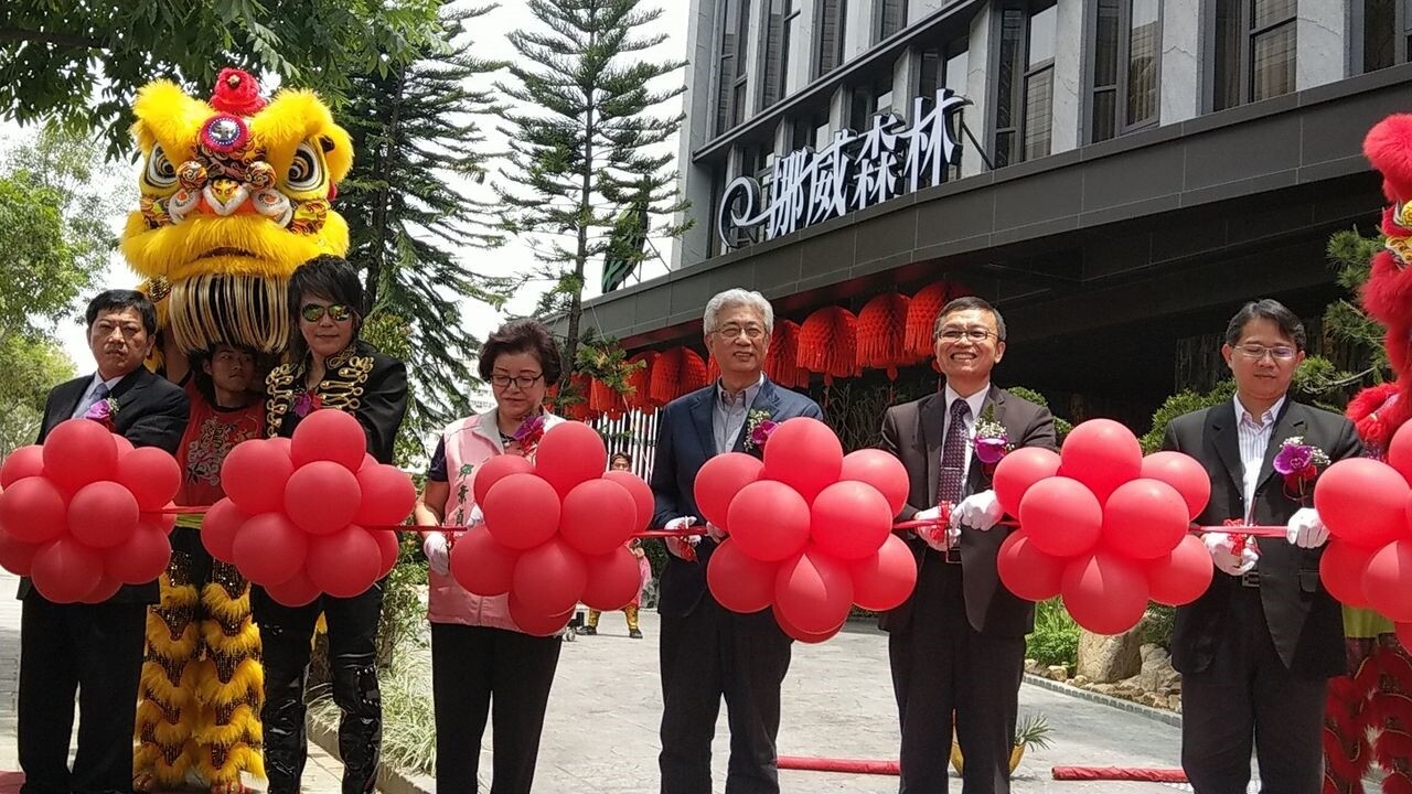 挪威森林旅館集團在台中市太平區砸重金興建台中慢活館今天開幕，邀請藝人「伍佰」（左二）剪綵。記者趙容萱／攝影