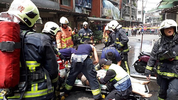 新北市汐止某公寓5樓今天驚傳火警,一名20多歲男子被發現倒臥臥室無生命跡象。圖/新北市消防提供