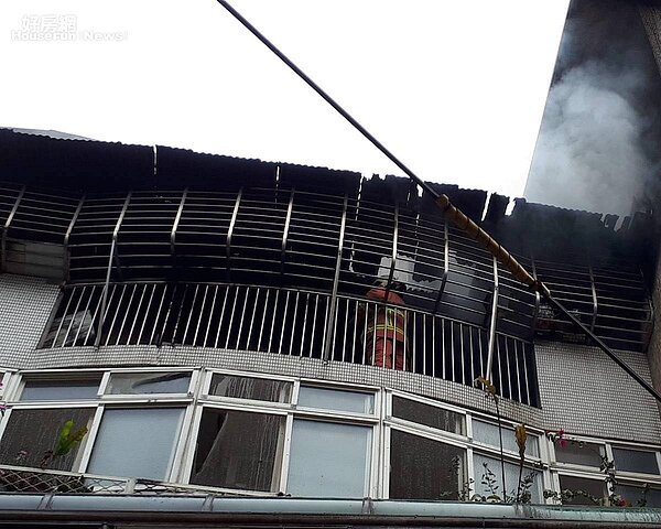 新北市汐止某公寓5樓今天驚傳火警。圖/新北市消防提供
