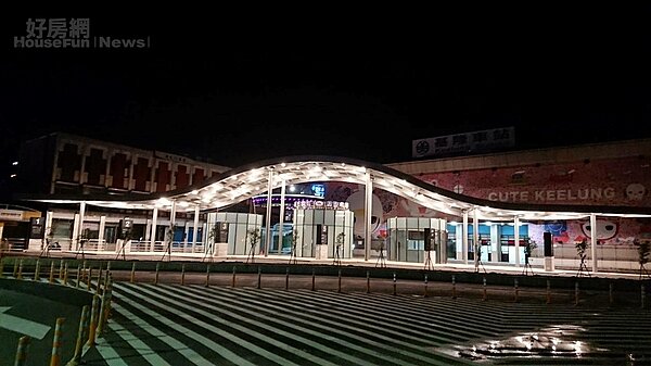 基隆國光新臨時站夜晚開燈後,一改過往昏暗市容。(圖/基隆國光客運站提供)